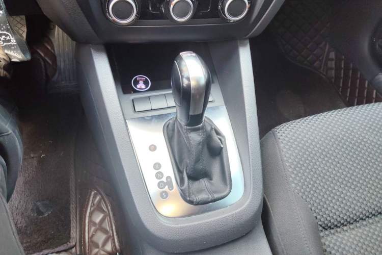 Used Volkswagen Sagitar 2014 Revised Version 1.4TSI Automatic Fashion Edition Gear Lever