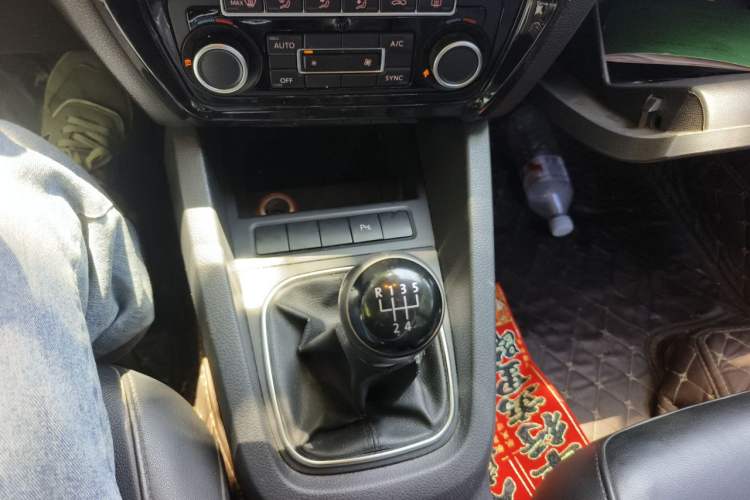 Used Volkswagen Sagitar 2014 Revised Version 1.4TSI Manual Luxury Edition Gear Lever