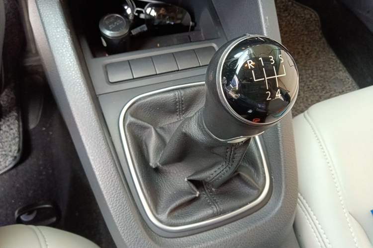 Used Volkswagen Sagitar 2014 Revised Version 1.6L Manual Comfort Edition Gear Lever