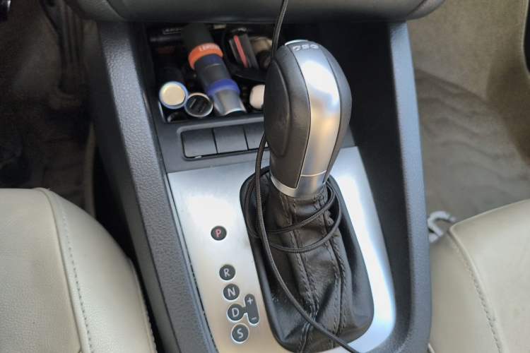 Used Volkswagen Sagitar 2014 1.4TSI Automatic Luxury Model Gear Lever