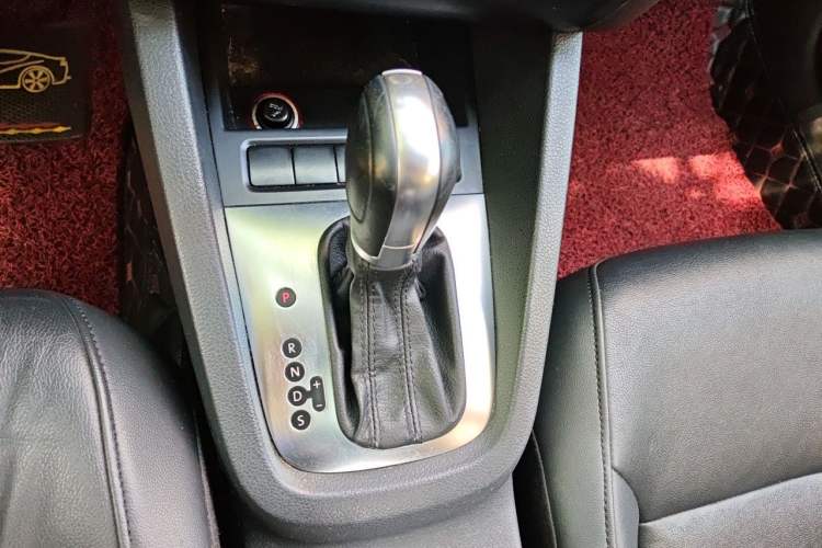 Used Volkswagen Sagitar 2014 Revised Version 1.6L Automatic Comfort Edition Gear Lever