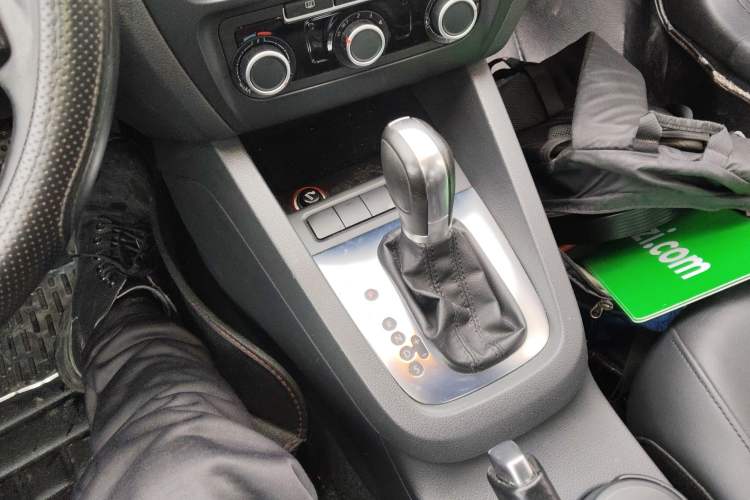 Used Volkswagen Sagitar 2014 Revised Version 1.6L Automatic Leading Edition Gear Lever
