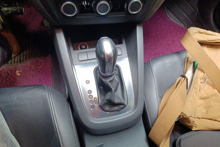 Used Volkswagen Sagitar 2014 1.6L Automatic Comfort Model Gear Lever