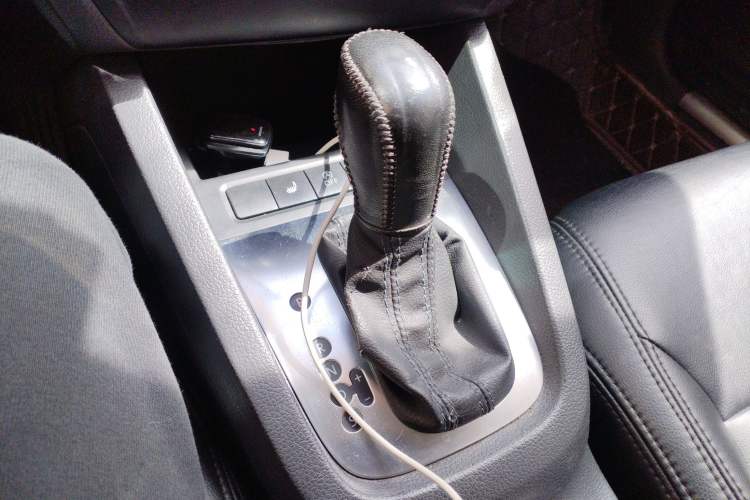 Used Volkswagen Sagitar 2014 Revised 1.4TSI BlueMotion Edition Gear Lever