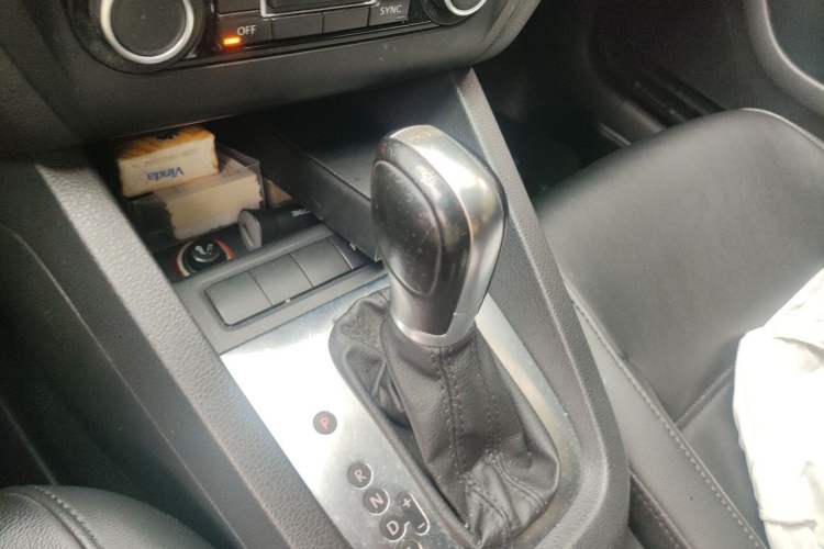 Used Volkswagen Sagitar 2014 Revised Version 1.4TSI Automatic Luxury Edition Gear Lever