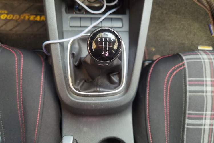 Used Volkswagen Sagitar 2014 Revised Version 1.6L Manual Leading Edition Gear Lever