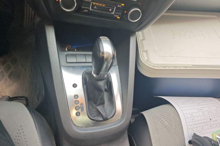 Used Volkswagen Sagitar 2014 Revised Version 1.4TSI Automatic Luxury Edition Gear Lever