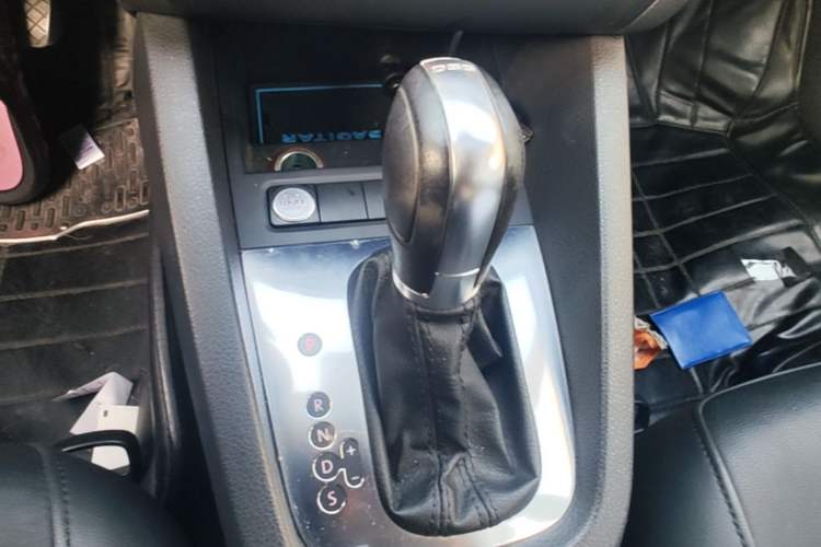 Used Volkswagen Sagitar 2014 1.4TSI Automatic Luxury Model Gear Lever