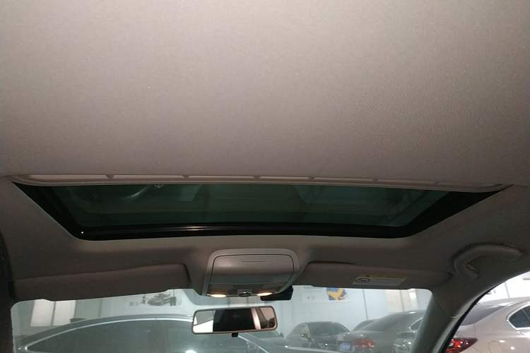Used Volkswagen Sagitar 2014 Revised Version 1.4TSI Manual Luxury Edition Headliner