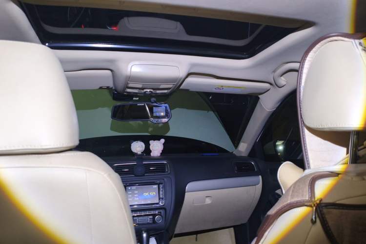 Used Volkswagen Sagitar 2014 Revised Version 1.4TSI Automatic Luxury Edition Headliner