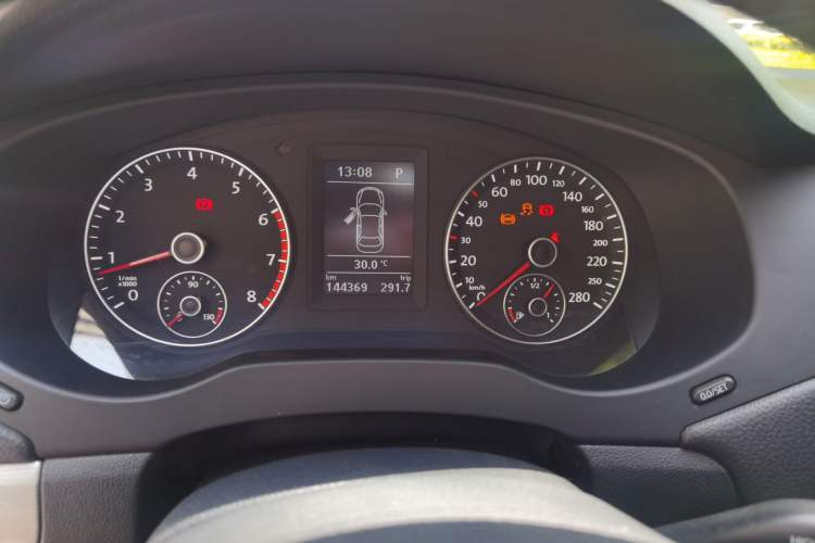 Used Volkswagen Sagitar 2014 1.4TSI Automatic Luxury Model Instrument Cluster