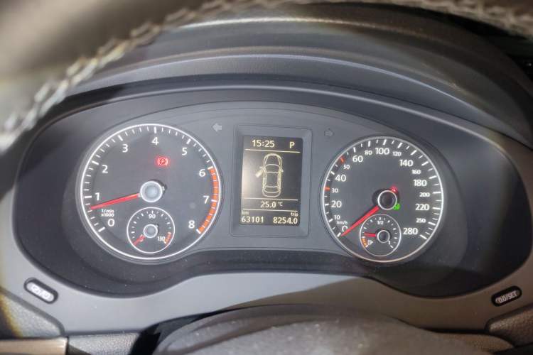 Used Volkswagen Sagitar 2014 1.4TSI Automatic Luxury Model Instrument Cluster