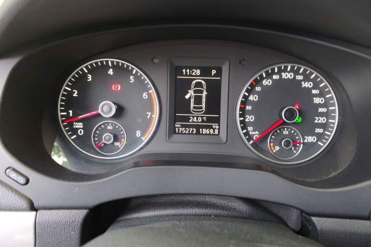 Used Volkswagen Sagitar 2014 1.4TSI Automatic Luxury Model Instrument Cluster