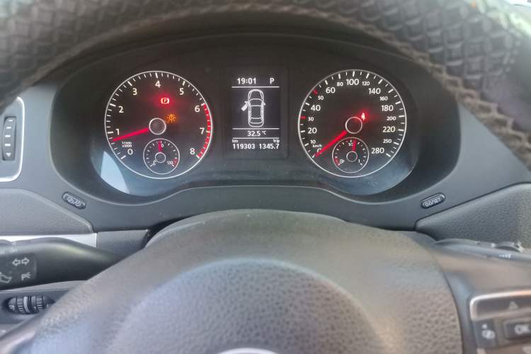 Used Volkswagen Sagitar 2014 1.4TSI Automatic Luxury Model Instrument Cluster