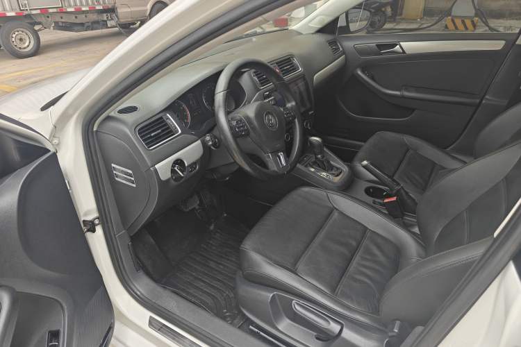 Used Volkswagen Sagitar 2014 1.4TSI Automatic Luxury Model Interior 2