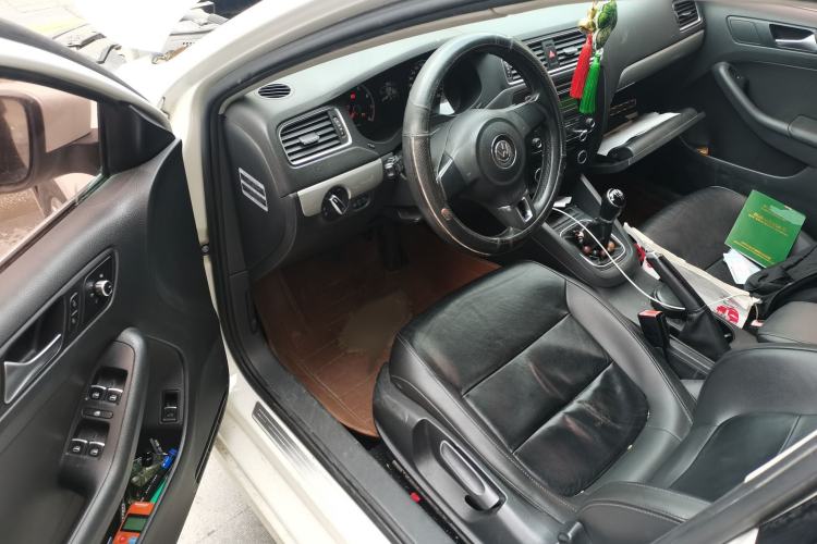 Used Volkswagen Sagitar 2014 Revised Version 1.6L Manual Comfort Edition Interior 3