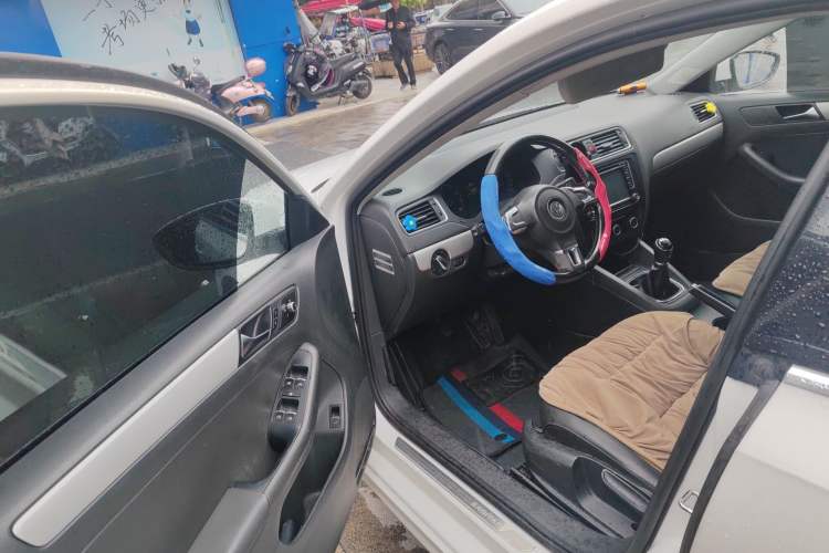 Used Volkswagen Sagitar 2014 1.6L Manual Comfort Model Interior 3