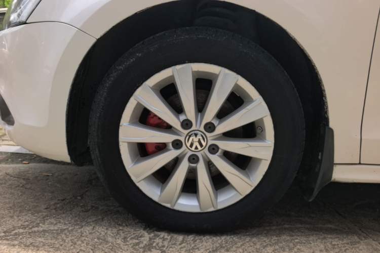 Used Volkswagen Sagitar 2014 Revised Version 1.4TSI Automatic Luxury Edition Left Front Wheel Hub