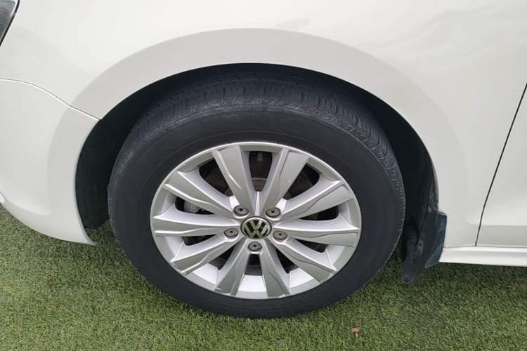 Used Volkswagen Sagitar 2014 1.6L Automatic Comfort Model Left Front Wheel Hub