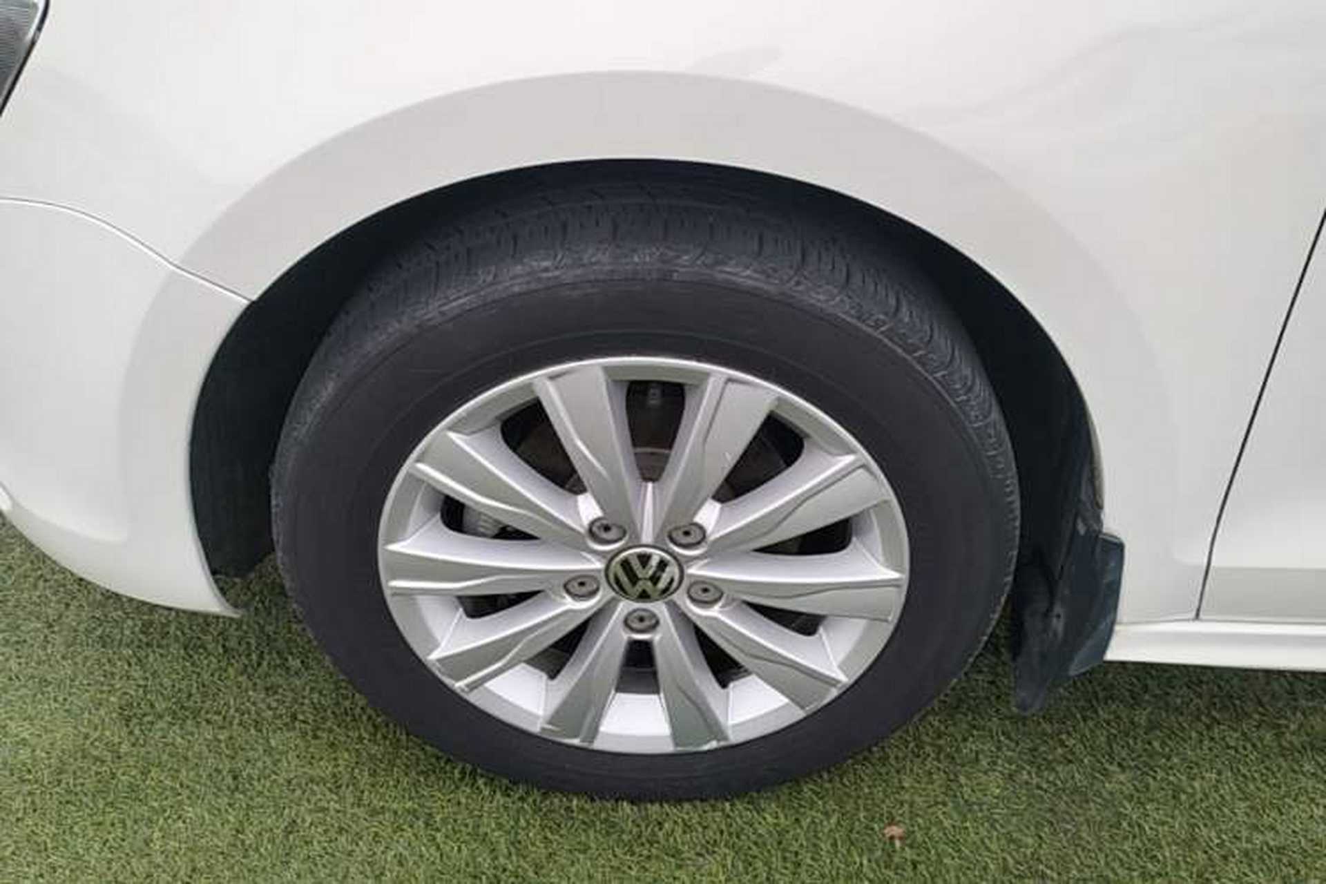 Used Volkswagen Sagitar 2014 1.6L Automatic Comfort Model Left Front Wheel Hub