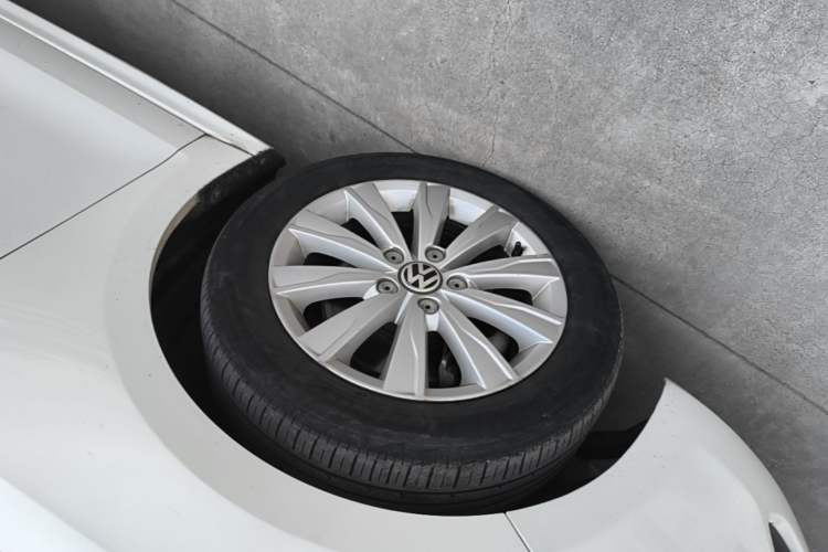 Used Volkswagen Sagitar 2014 Revised Version 1.4TSI Automatic Luxury Edition Left Front Wheel Hub