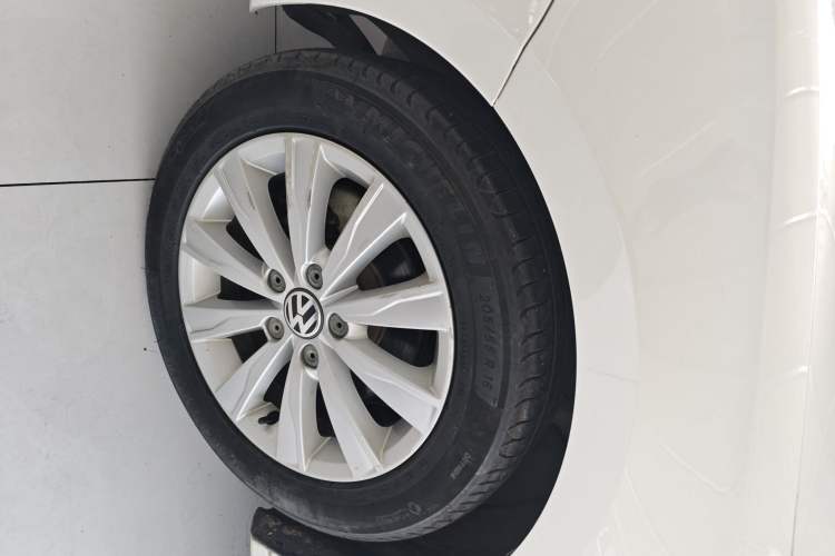 Used Volkswagen Sagitar 2014 Revised Version 1.6L Automatic Comfort Edition Left Front Wheel Hub