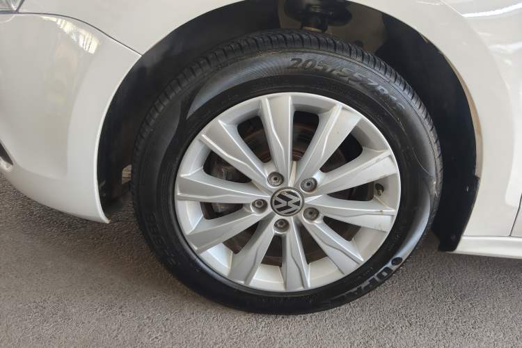 Used Volkswagen Sagitar 2014 Revised Version 1.6L Automatic Leading Edition Left Front Wheel Hub
