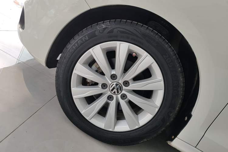 Used Volkswagen Sagitar 2014 Revised Version 1.6L Automatic Comfort Edition Left Front Wheel Hub