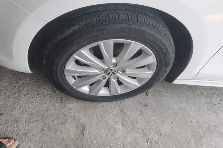 Used Volkswagen Sagitar 2014 Revised Version 1.4TSI Automatic Luxury Edition Left Front Wheel Hub