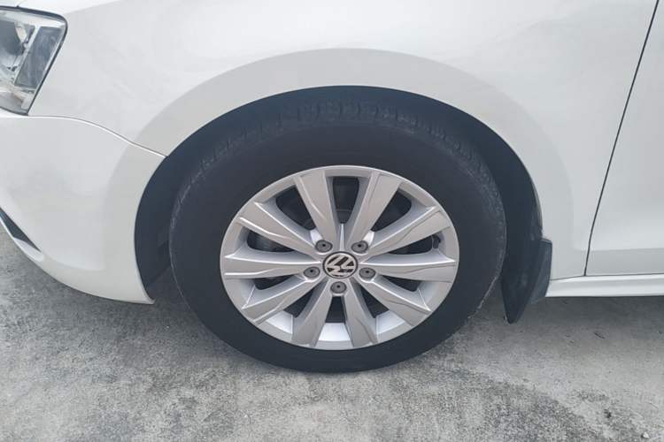 Used Volkswagen Sagitar 2014 1.6L Automatic Comfort Model Left Front Wheel Hub