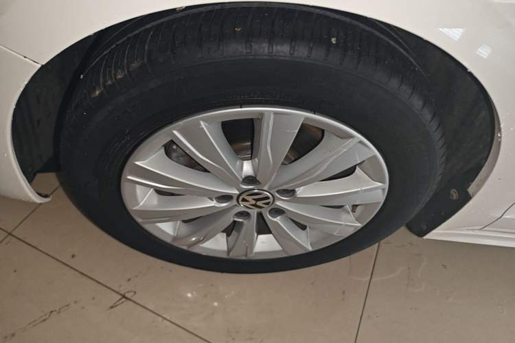 Used Volkswagen Sagitar 2014 Revised Version 1.4TSI Manual Luxury Edition Left Front Wheel Hub