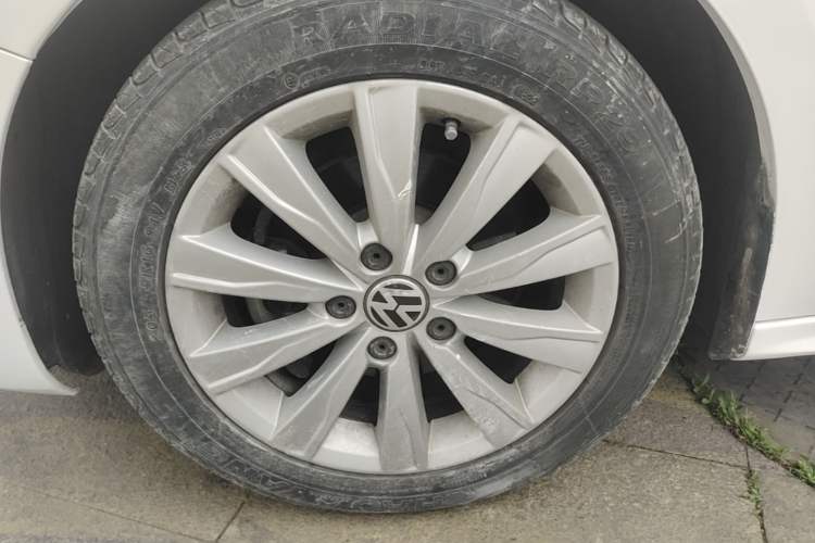 Used Volkswagen Sagitar 2014 Revised Version 1.6L Automatic Leading Edition Left Front Wheel Hub
