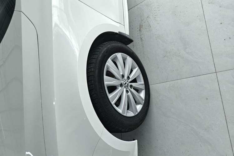Used Volkswagen Sagitar 2014 1.4TSI Automatic Luxury Model Left Front Wheel Hub