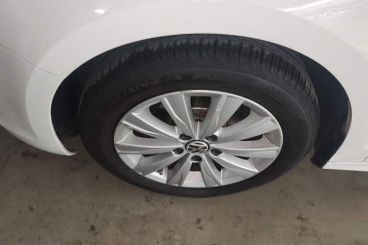 Used Volkswagen Sagitar 2014 1.6L Automatic Comfort Model Left Front Wheel Hub