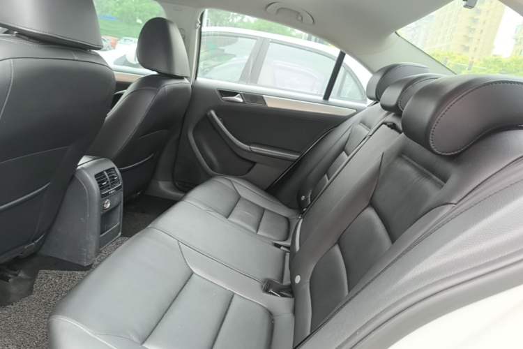 Used Volkswagen Sagitar 2014 Revised Version 1.6L Automatic Comfort Edition Left Rear Seat