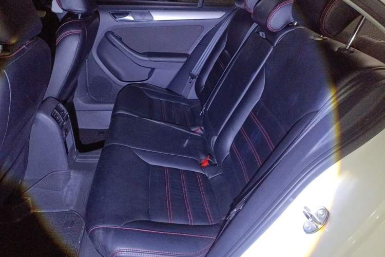 Used Volkswagen Sagitar 2014 Revised Version 1.6L Automatic Fashionable Style Left Rear Seat