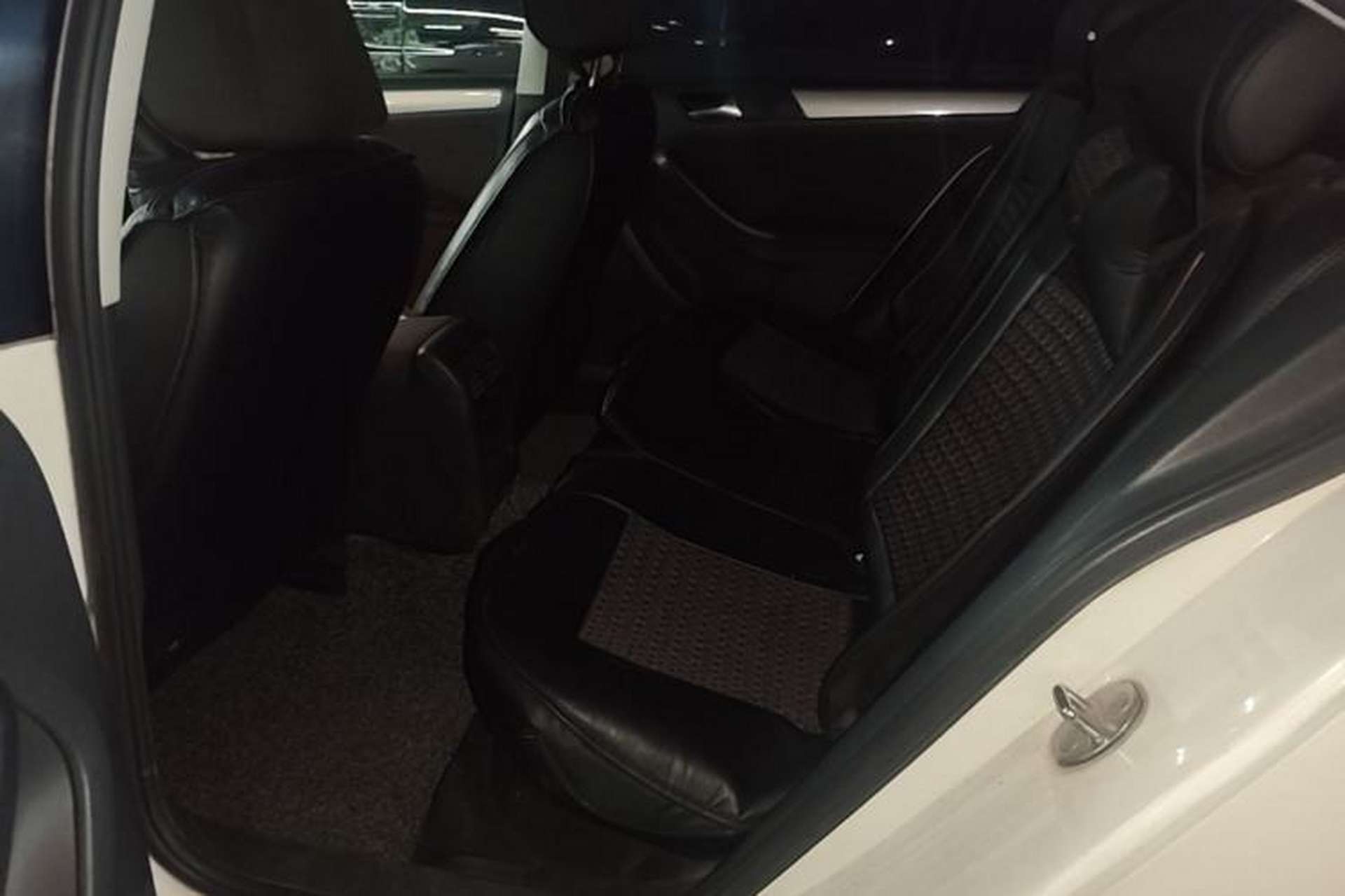 Used Volkswagen Sagitar 2014 Revised Version 1.6L Manual Comfort Edition Left Rear Seat