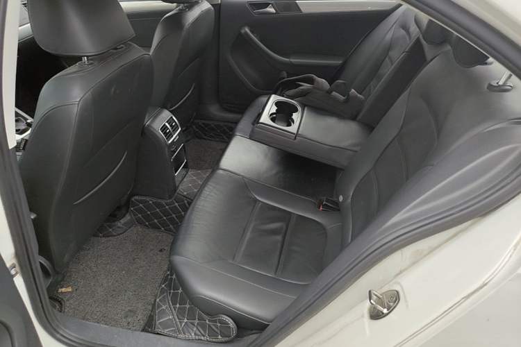 Used Volkswagen Sagitar 2014 Revised Version 1.6L Automatic Comfort Edition Left Rear Seat