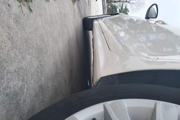 Used Volkswagen Sagitar 2014 1.6L Automatic Comfort Model Left Side Sill