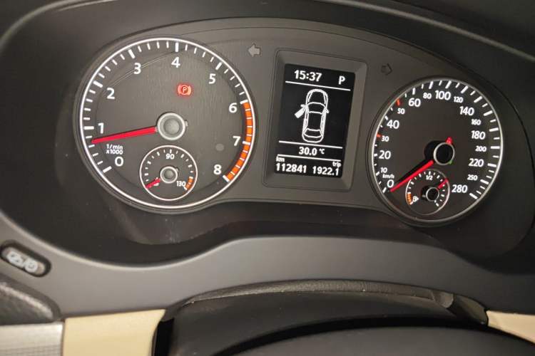 Used Volkswagen Sagitar 2014 1.4TSI Automatic Luxury Model Odometer Close Up