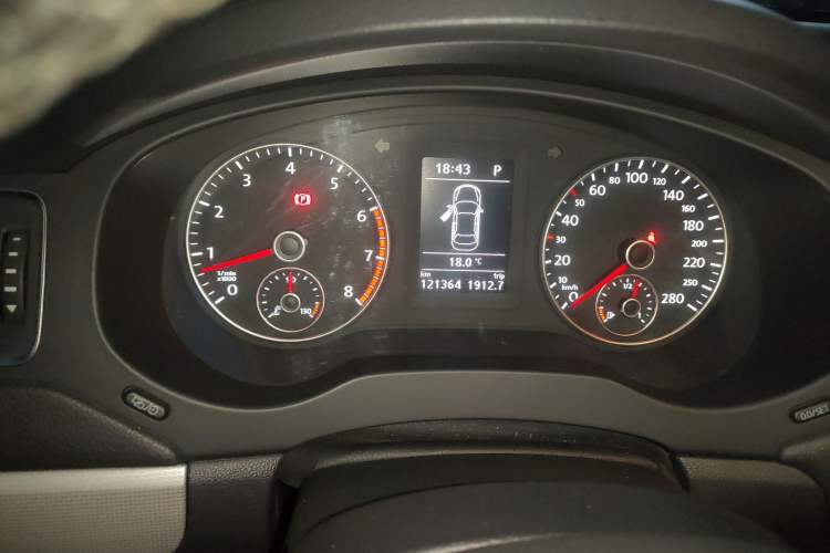 Used Volkswagen Sagitar 2014 1.4TSI Automatic Luxury Model Odometer Close Up