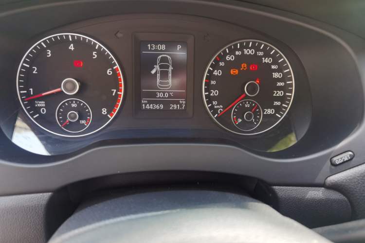 Used Volkswagen Sagitar 2014 1.4TSI Automatic Luxury Model Odometer Close Up