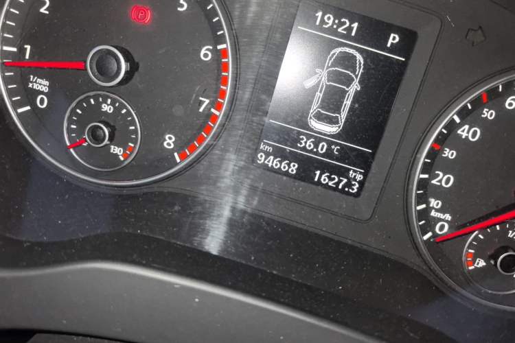 Used Volkswagen Sagitar 2014 1.4TSI Automatic Luxury Model Odometer Close Up