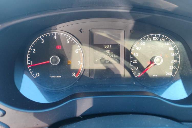 Used Volkswagen Sagitar 2014 Revised Version 1.6L Manual Comfort Edition Odometer Close Up
