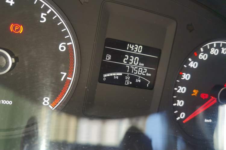 Used Volkswagen Sagitar 2014 1.6L Manual Comfort Model Odometer Close Up