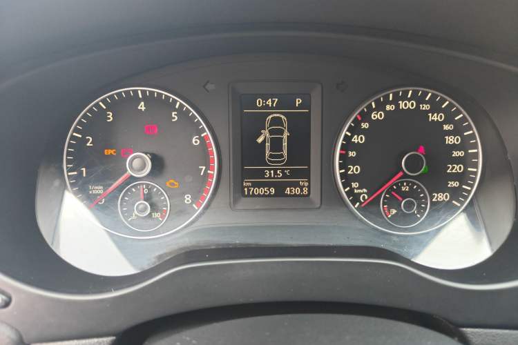 Used Volkswagen Sagitar 2014 1.4TSI Automatic Luxury Model Odometer Close Up