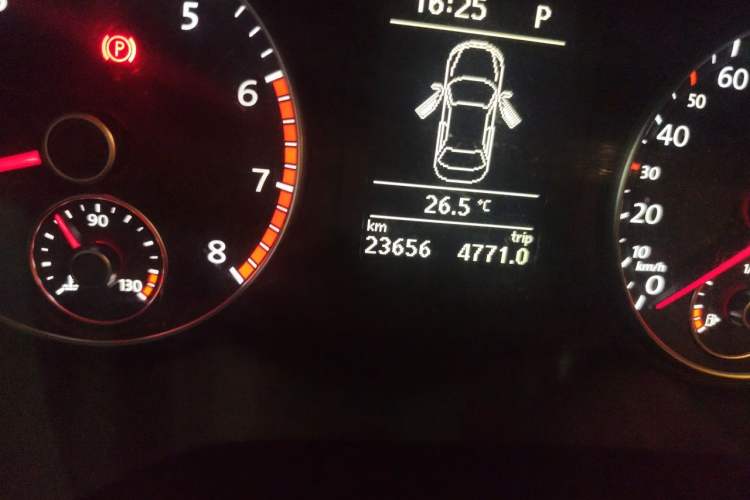 Used Volkswagen Sagitar 2014 1.4TSI Automatic Luxury Model Odometer Close Up