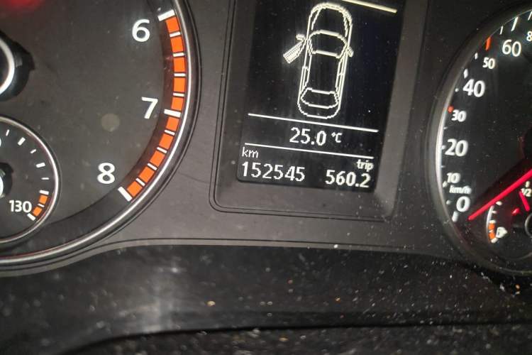 Used Volkswagen Sagitar 2014 1.4TSI Automatic Luxury Model Odometer Close Up