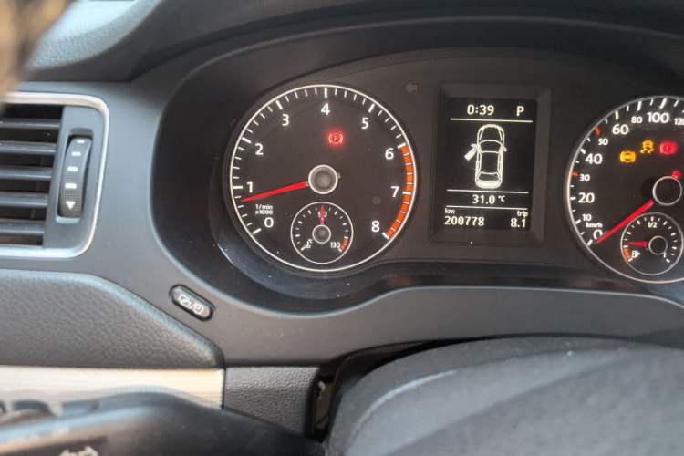 Used Volkswagen Sagitar 2014 1.4TSI Automatic Luxury Model Odometer Close Up