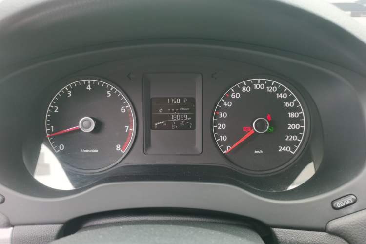 Used Volkswagen Sagitar 2014 Revised Version 1.6L Automatic Comfort Edition Odometer Close Up